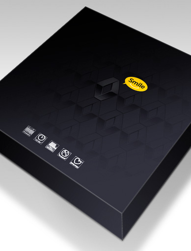 boîte noire fermée avec fond de logo de la marque en surimpression, le logo de l'opération en jaune et 5 pictos en bas
