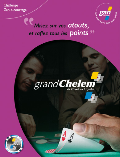 Mise en page avec visuel oval de joueurs de poker avec au premier plan une vue sur le jeu d'un joueur comportant 2 as
