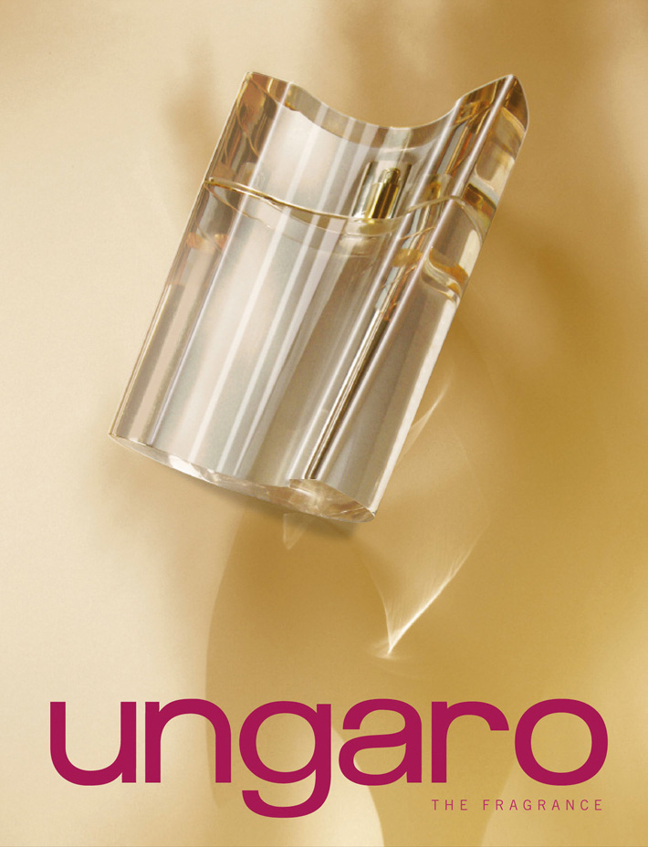Composition d'un parfum sur fond beige avec reflets de ransparence